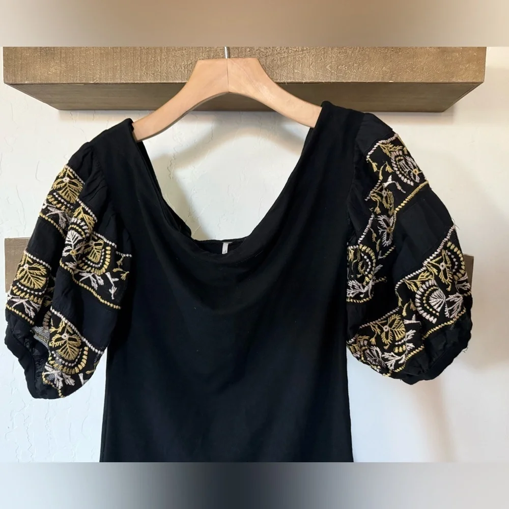 Free People|Black floral embroidered puff sleeve top “Rock with it”, Bohemian•